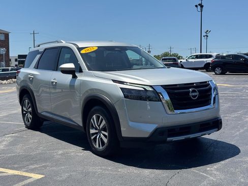 Used 2025 Nissan Pathfinder SL FWD image 2
