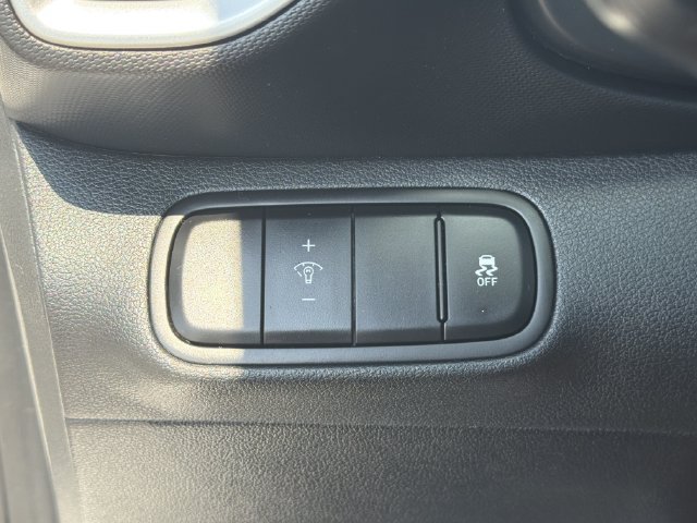 Certified 2025 Hyundai Venue SEL FWD image 35