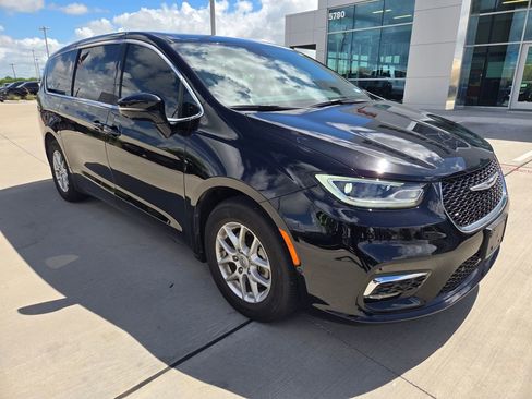 Used 2024 Chrysler Pacifica Touring-L FWD image 1
