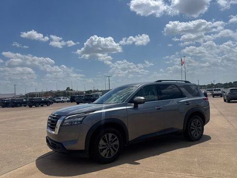 Used 2025 Nissan Pathfinder SV FWD image 9