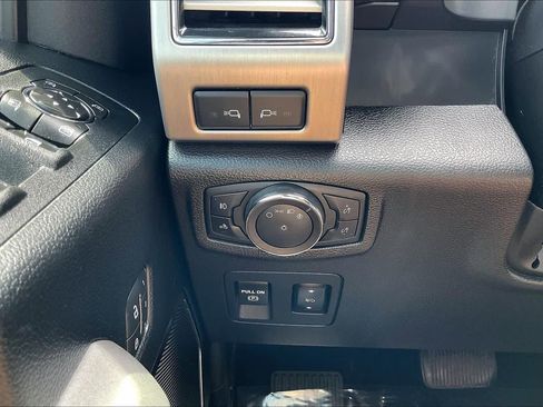 Used 2019 Ford F150 Platinum w/ Equipment Group 701A Luxury image 32