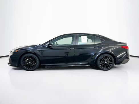 Used 2025 Toyota Camry SE FWD image 4