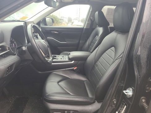 Used 2024 Toyota Highlander XLE image 17