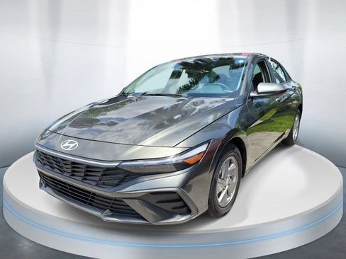 Certified 2024 Hyundai Elantra SE FWD image 2