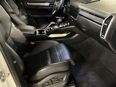 Certified 2023 Porsche Cayenne Turbo AWD/4WD image 24