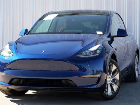 Used 2022 Tesla Model Y Long Range image 3