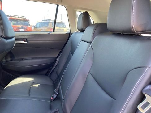 Used 2022 Toyota Corolla Cross XLE w/ Convenience Package image 9
