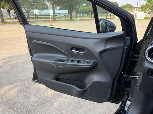 Used 2025 Nissan Versa SV FWD image 18