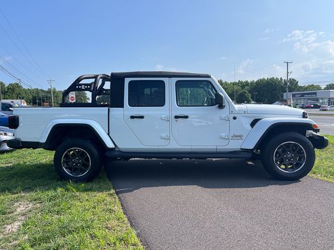 Used 2023 Jeep Gladiator Overland w/ LED Lighting Group AWD/4WD image 8