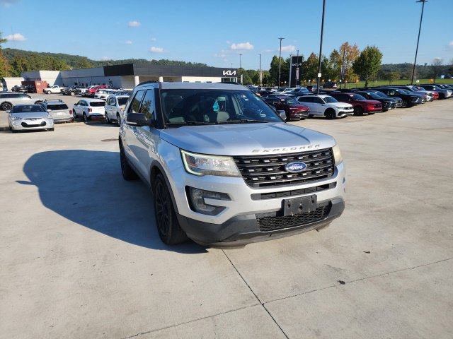 Used 2017 Ford Explorer XLT w/ Equipment Group 202A FWD image 2