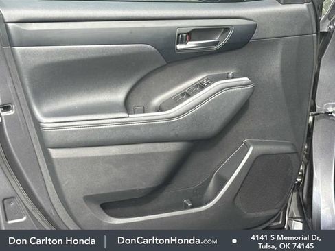 Used 2024 Toyota Highlander XSE FWD image 11