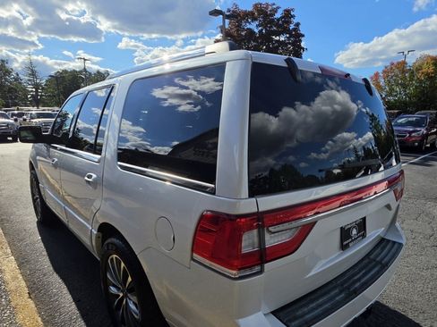 Used 2016 Lincoln Navigator Select RWD image 6
