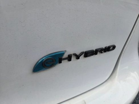 Used 2022 Chrysler Pacifica Limited w/ Uconnect Theater Family Group FWD image 11
