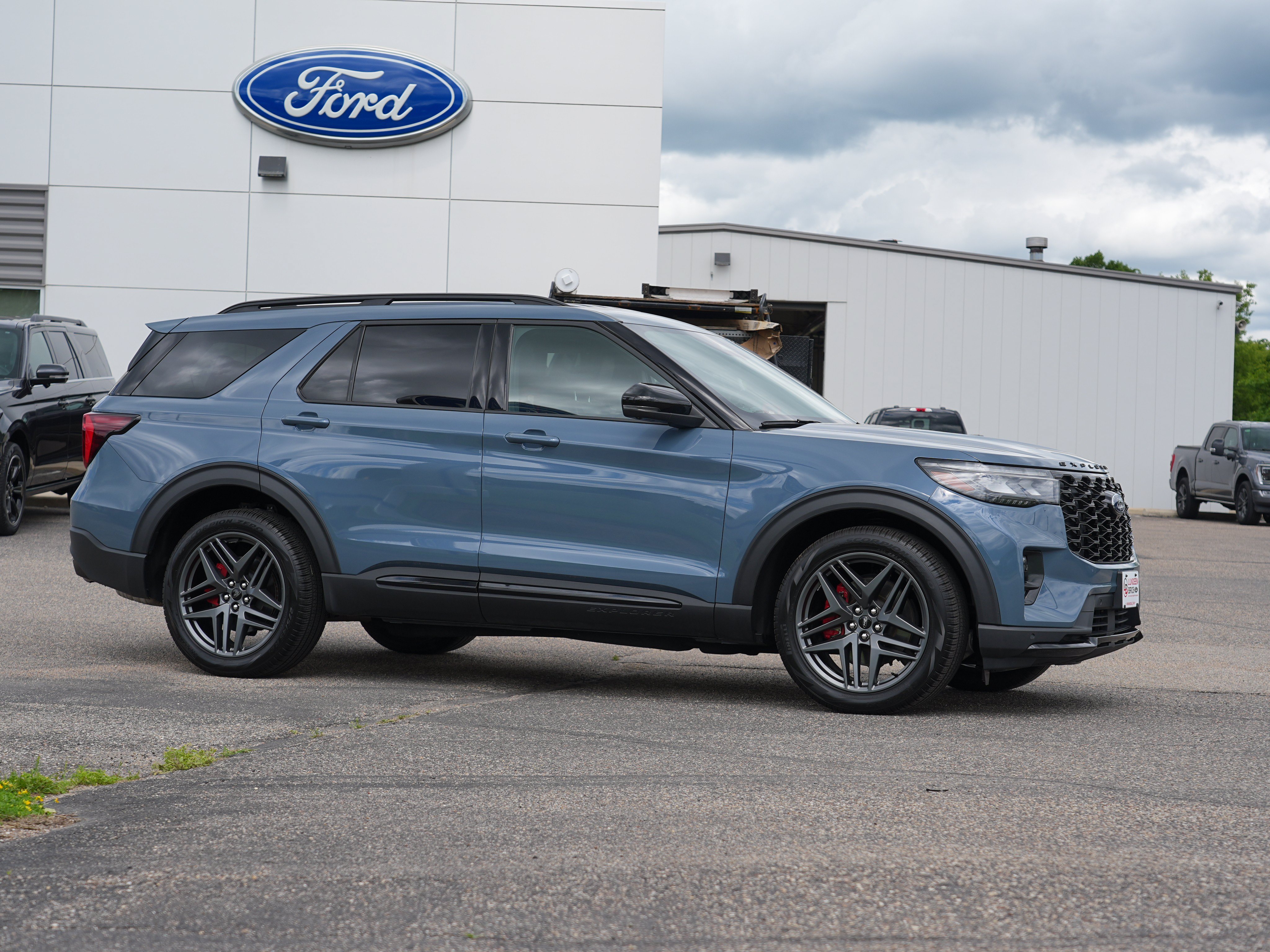Used 2025 Ford Explorer ST AWD/4WD image 2