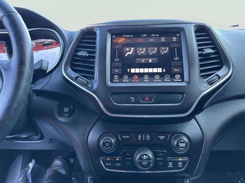 Used 2019 Jeep Cherokee Trailhawk w/ Cold Weather Group AWD/4WD image 32