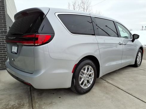 Used 2024 Chrysler Pacifica Touring-L FWD image 7