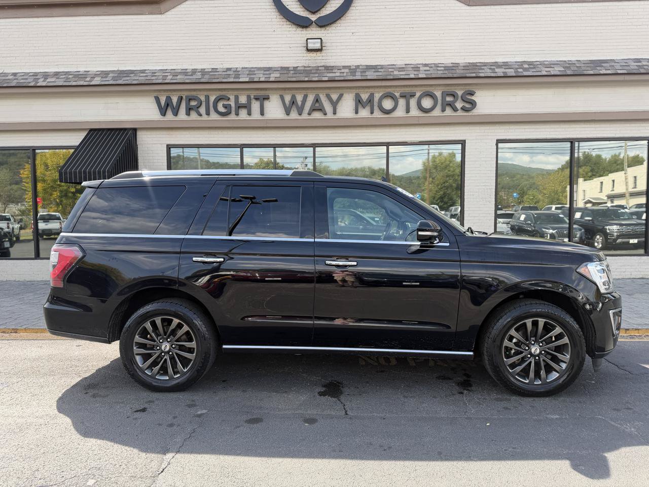 Used 2019 Ford Expedition Limited w/ Driver Assistance Package RWD image 2