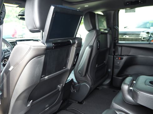 New 2025 Chrysler Pacifica Select w/ Uconnect Theater Family Group image 19