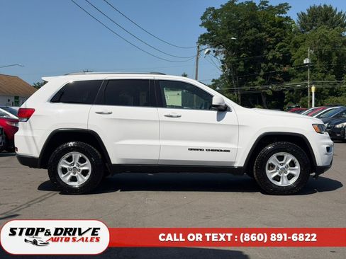 Used 2017 Jeep Grand Cherokee Laredo w/ Quick Order Package 23E AWD/4WD image 4