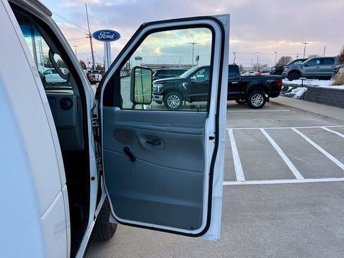Used 2011 Ford E-450 and Econoline 450 Super Duty image 17