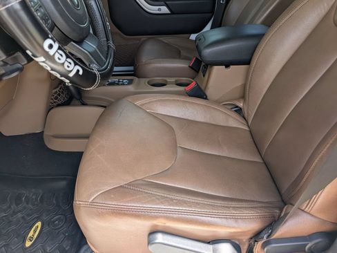 Used 2017 Jeep Wrangler Unlimited Sahara w/ Connectivity Group AWD/4WD image 8