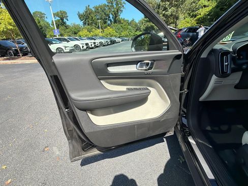 Used 2025 Volvo XC40 B5 Plus AWD/4WD image 21