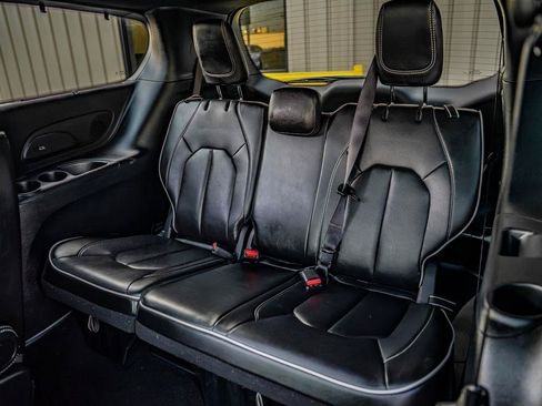 Used 2025 Chrysler Pacifica Limited FWD image 17