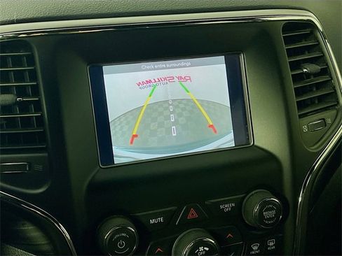 Used 2020 Jeep Grand Cherokee Laredo image 17