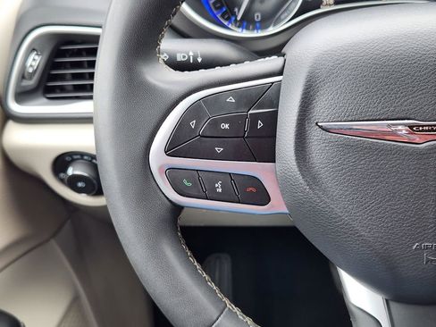 Used 2023 Chrysler Pacifica Touring-L FWD image 19