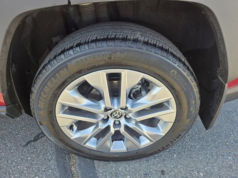 Used 2023 Toyota RAV4 XLE Premium image 17