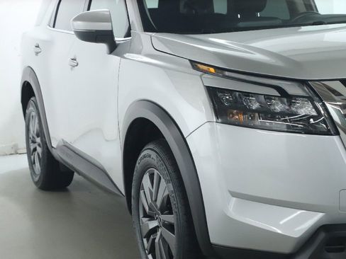 Certified 2025 Nissan Pathfinder SV FWD image 9