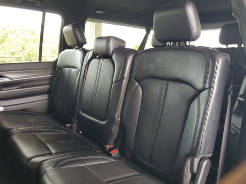Used 2024 Jeep Wagoneer L Series II RWD image 8