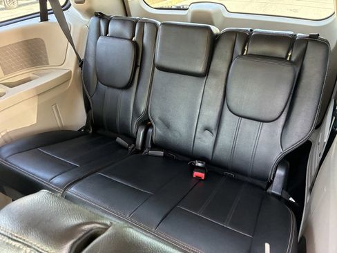 Used 2016 Chrysler Town & Country Touring FWD image 13