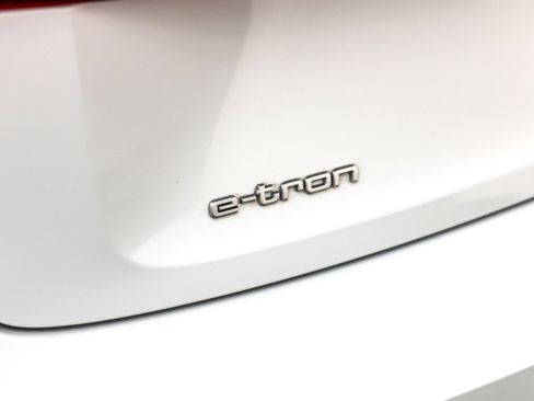 Used 2023 Audi e-tron Premium Plus w/ Premium Plus Package image 9