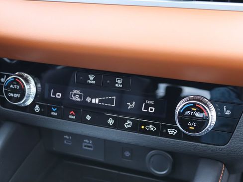 Used 2025 Mitsubishi Outlander 4WD Plug-In Hybrid image 28