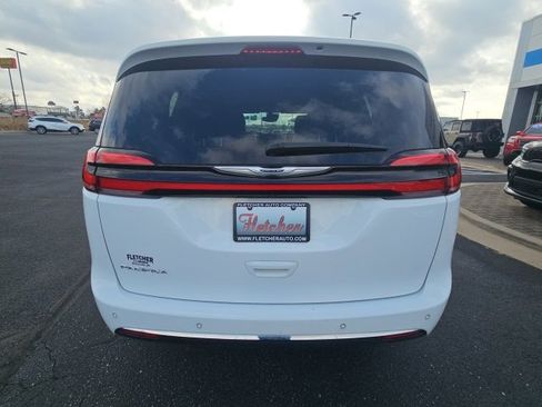 Used 2024 Chrysler Pacifica Touring-L image 6