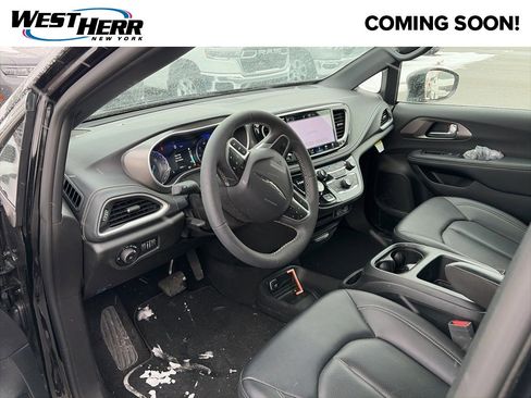 Used 2025 Chrysler Pacifica Select image 5