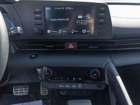 Used 2025 Hyundai Elantra Sport image 13