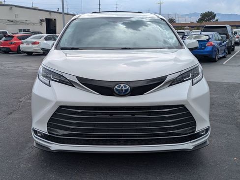 Used 2024 Toyota Sienna Limited FWD image 10