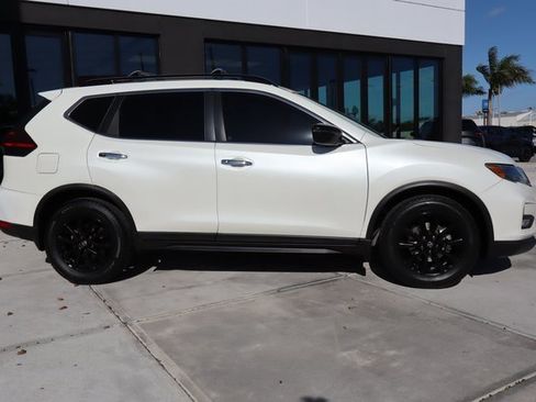 Used 2018 Nissan Rogue SV image 2