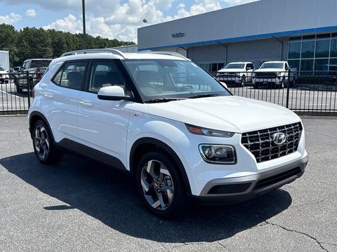 Used 2025 Hyundai Venue SEL FWD image 4