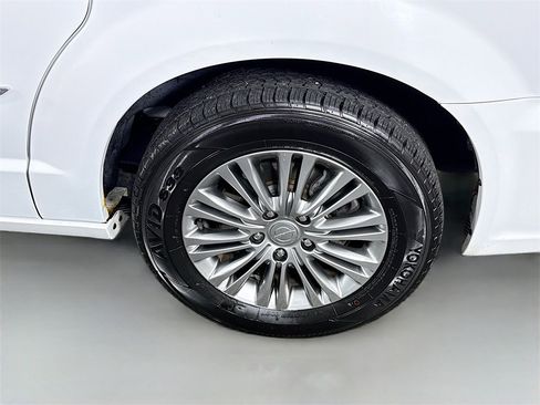 Used 2014 Chrysler Town & Country Touring-L w/ Driver Convenience Group image 37