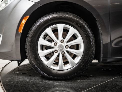 Used 2019 Chrysler Pacifica Touring-L image 13