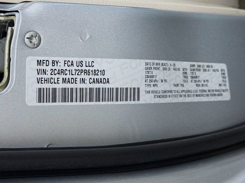 Used 2023 Chrysler Pacifica Touring-L FWD image 32