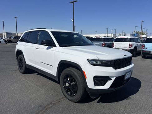 Used 2025 Jeep Grand Cherokee Altitude AWD/4WD image 3
