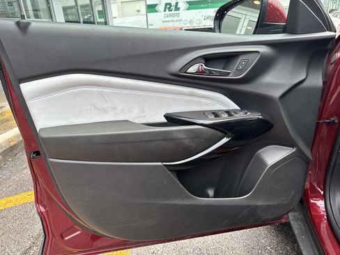 Used 2025 Chevrolet Trax LT FWD image 19