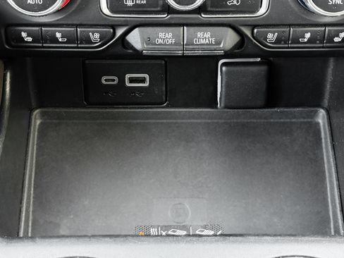 Used 2023 GMC Yukon XL SLT w/ SLT Luxury Package image 9