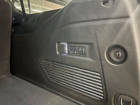 Used 2025 Chevrolet Suburban High Country AWD/4WD image 40