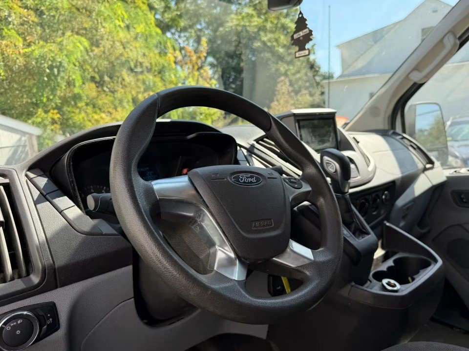 Used 2019 Ford Transit 250 148 Medium Roof RWD image 4