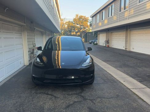 Used 2021 Tesla Model Y Long Range AWD/4WD image 3